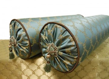 Подушка-валик – стильный декор для гостиной и комфортное изделие для сна (36 фото)
