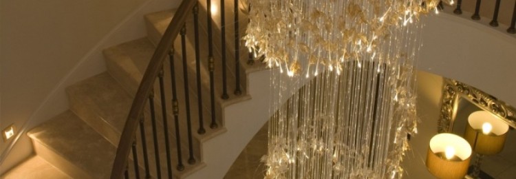 Освещение лестницы на второй этаж в частном доме: варианты оформления (77 фото)