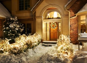 Самые популярные и необычные украшения дверей на Новый год (63 фото)