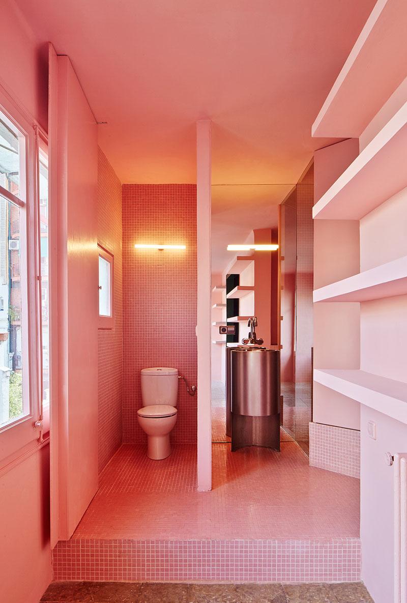 Розовая мозаика в интерьере ванной