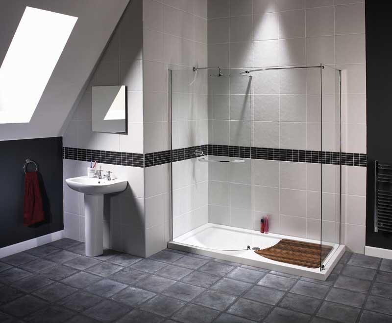 Классический сборный душ в интерьере простой ванной