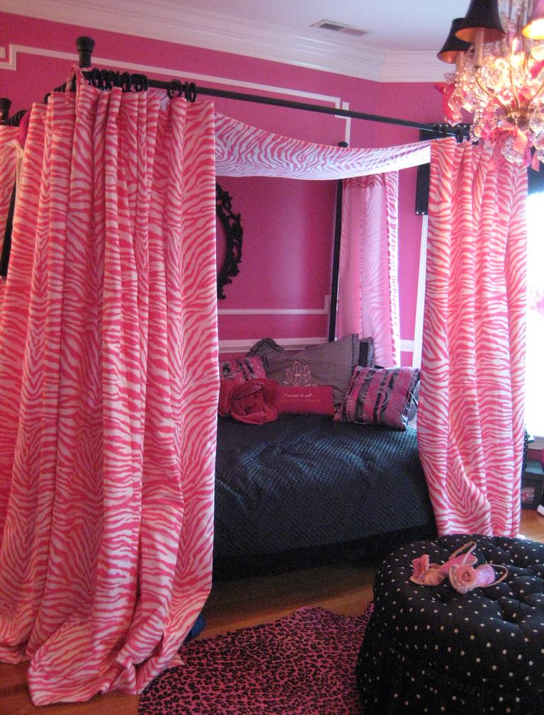Розовый и черный в спальне