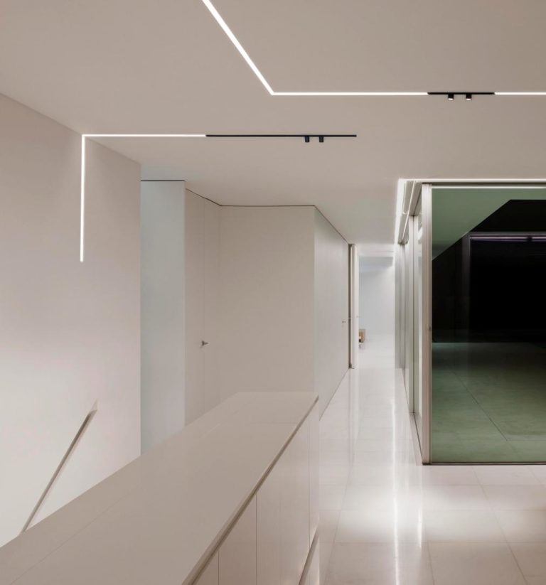Настенные светильники в коридор в современном стиле