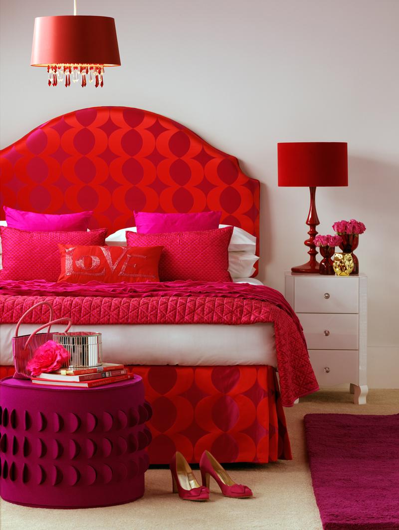 Розовый и красный в спальне