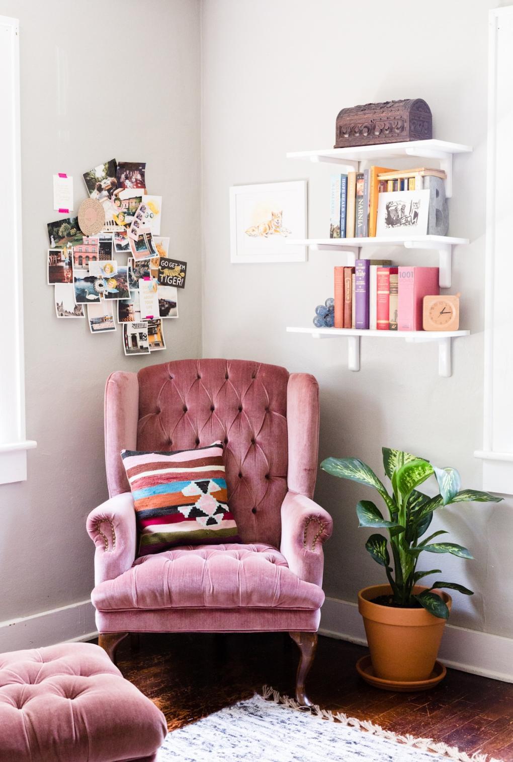 Розовое кресло в интерьере