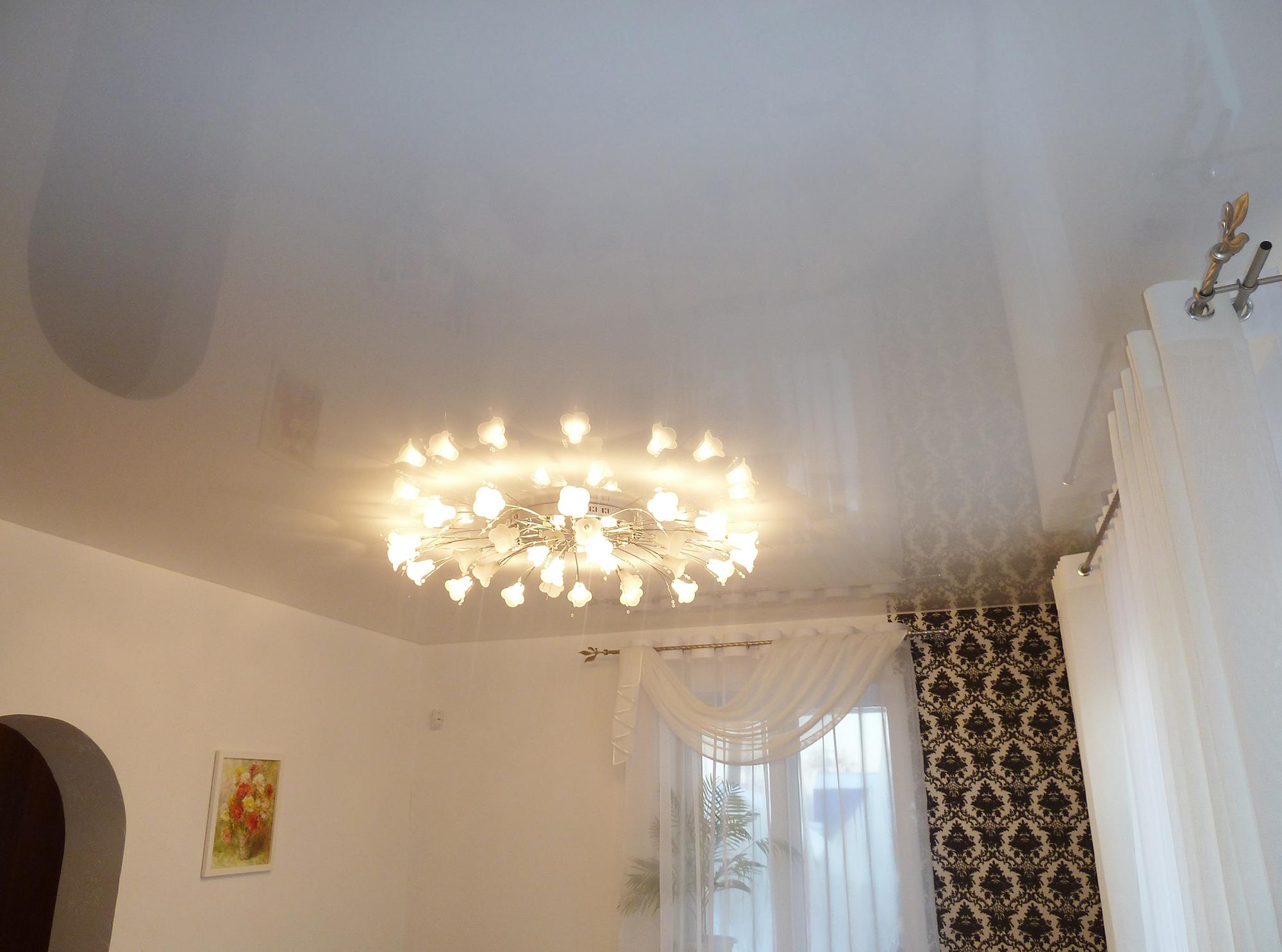 Небольшая люстра с белым натяжным потолком в гостиной