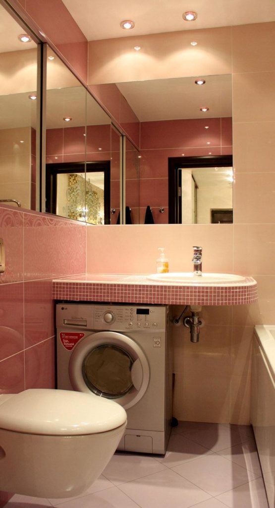 Дизайн ванной комнаты с душевой кабиной и туалетом и стиральной машиной в частном доме