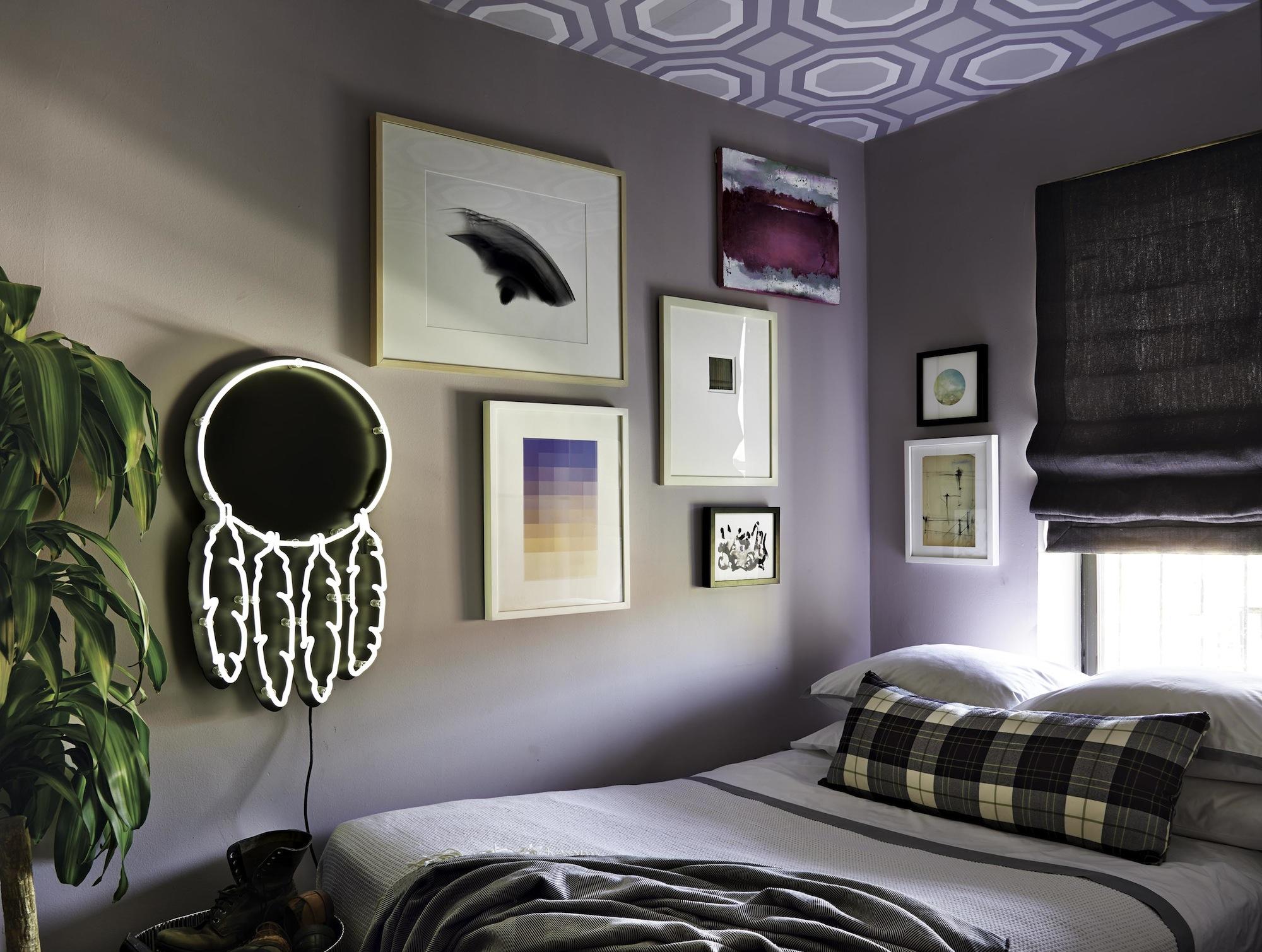 Фиолетово-серая спальня