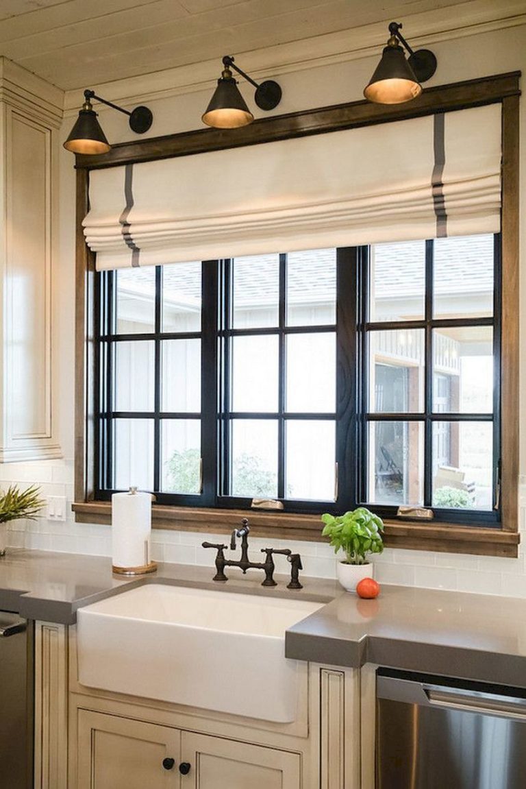 стильный дизайн окна на кухне