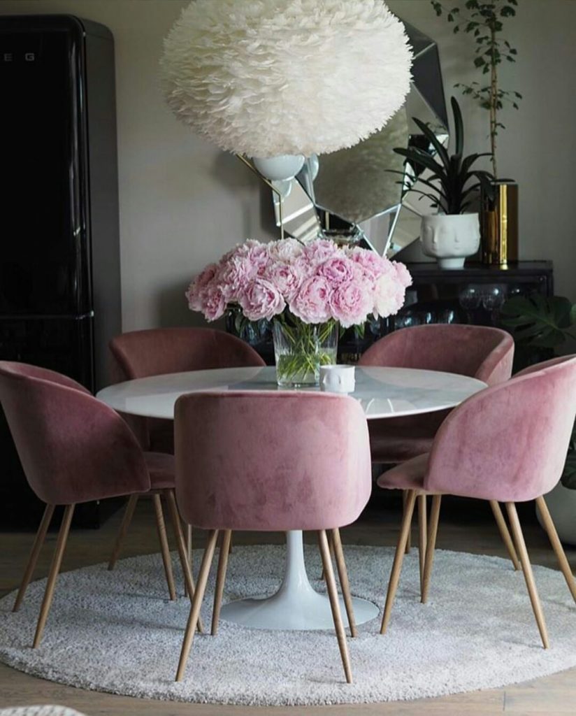 Розовые стулья в интерьере