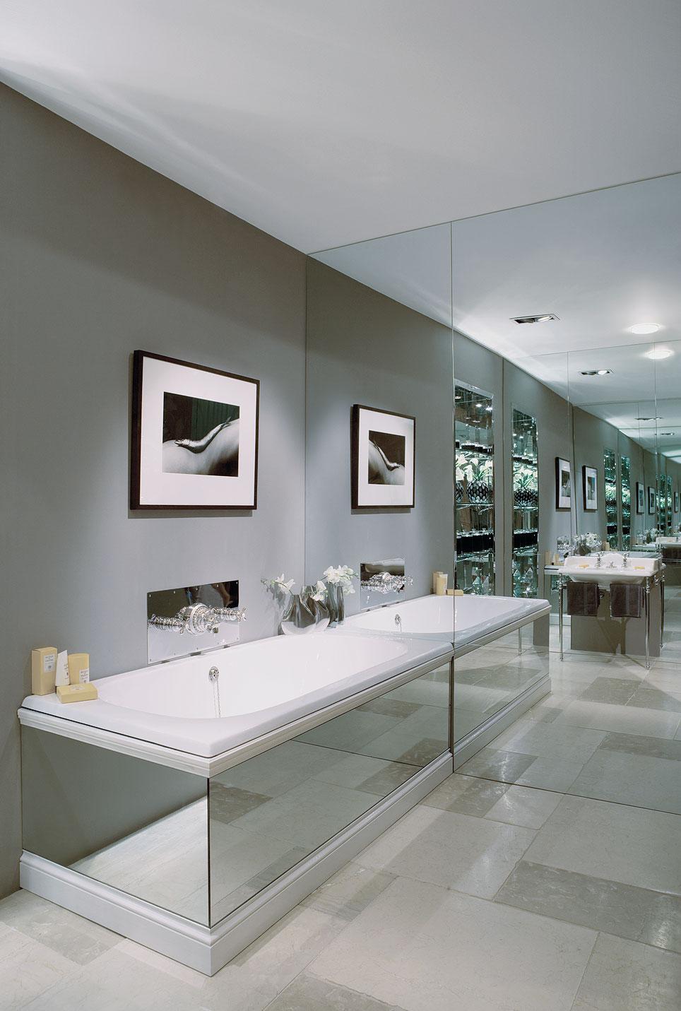 Зеркальная стена и корпус ванной