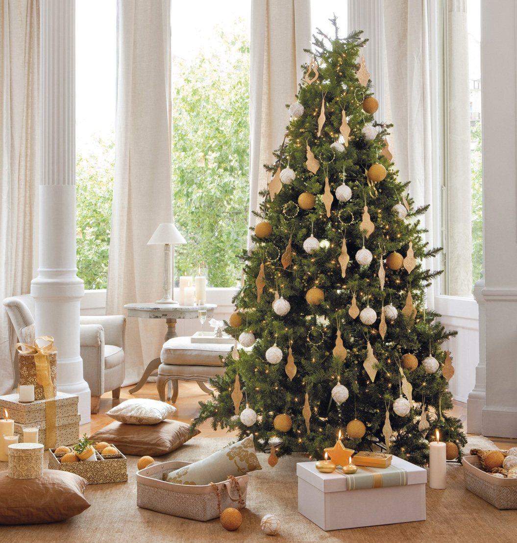 Бежево-белый декор новогодней елки