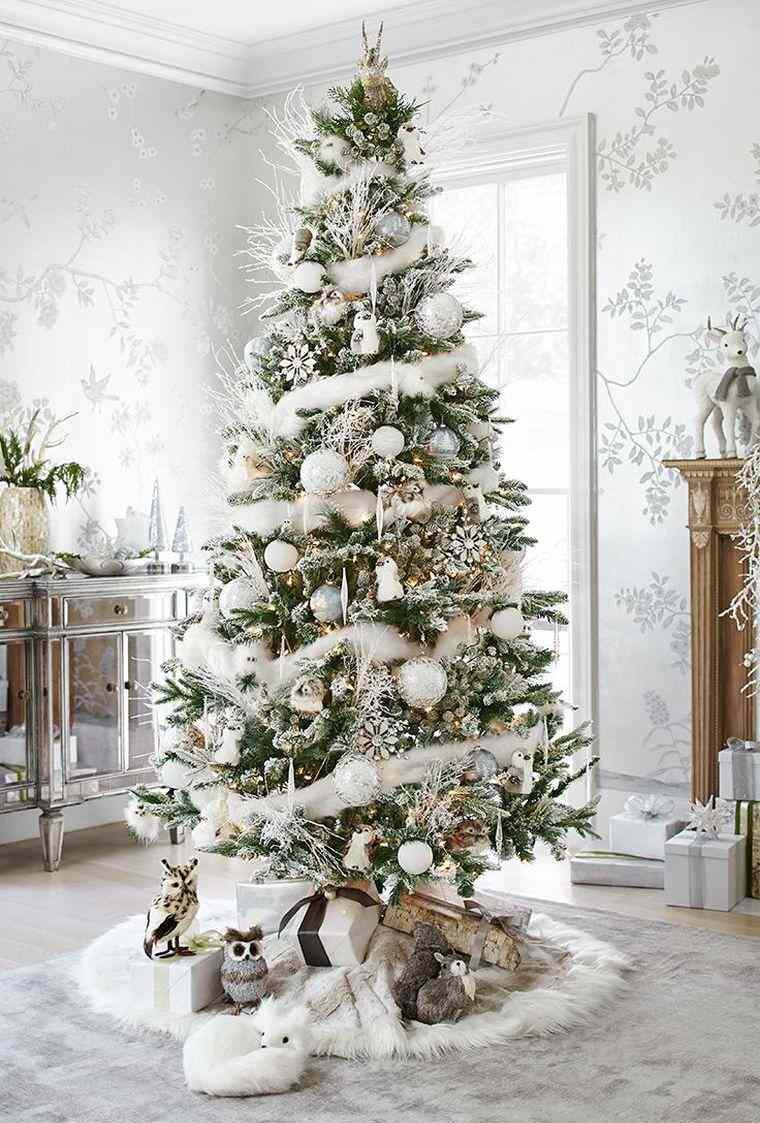 Украшение новогодней елки в белом цвете