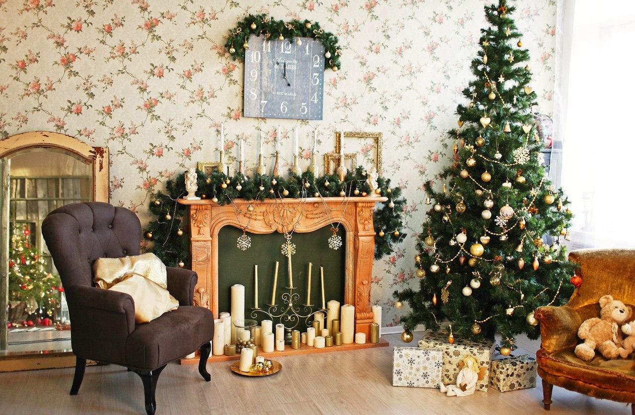 Классический декор новогодней елки и гостиной