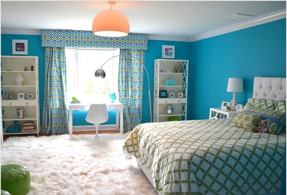 Разноцветные шторы с ламбрекенами в спальне