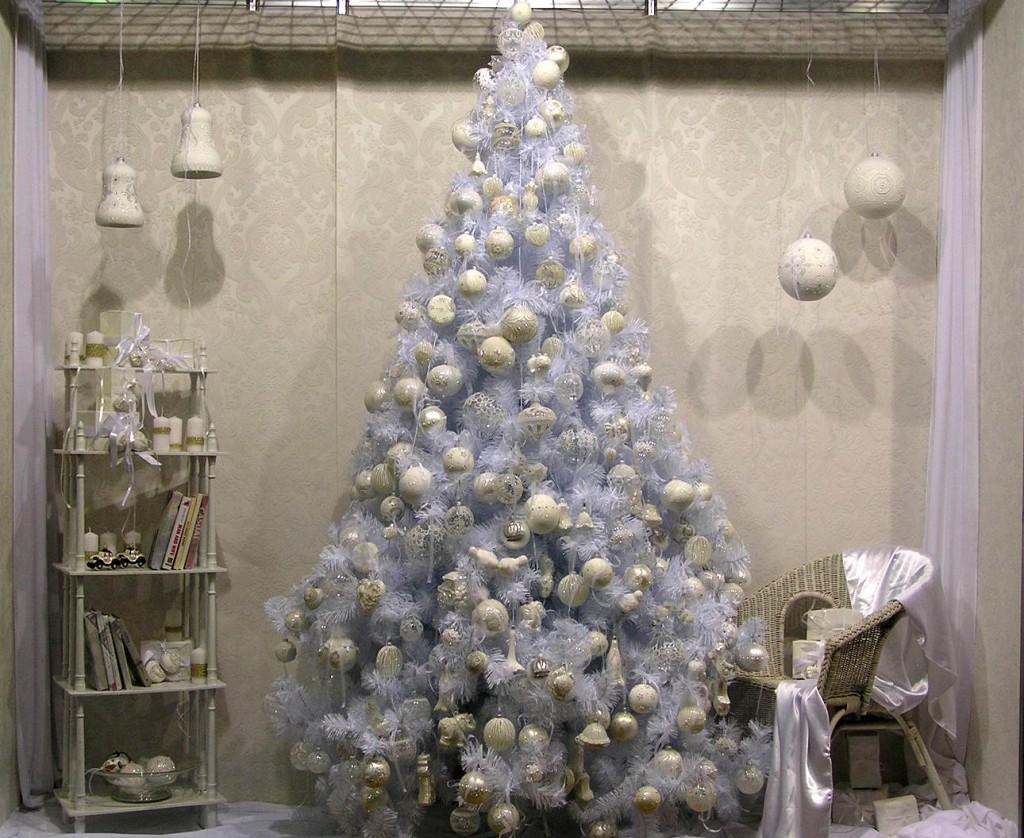 Декор белой елки на Новый год