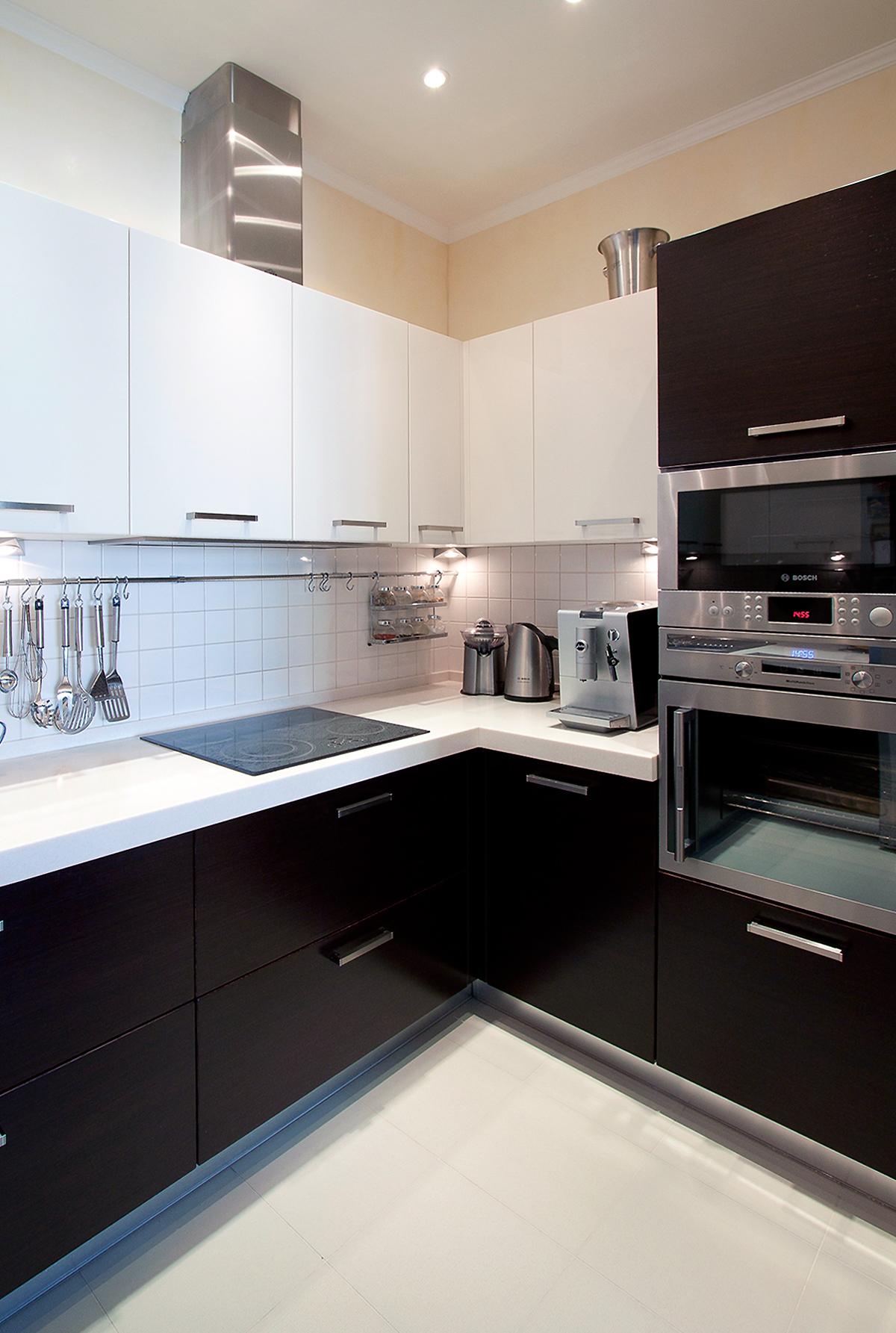 Черно-белая кухня 7 кв м в стиле хай-тек