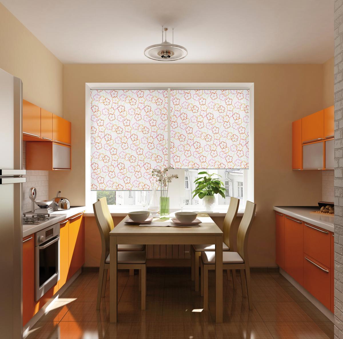 Красивая плитка на полу в бежево-оранжевой кухне