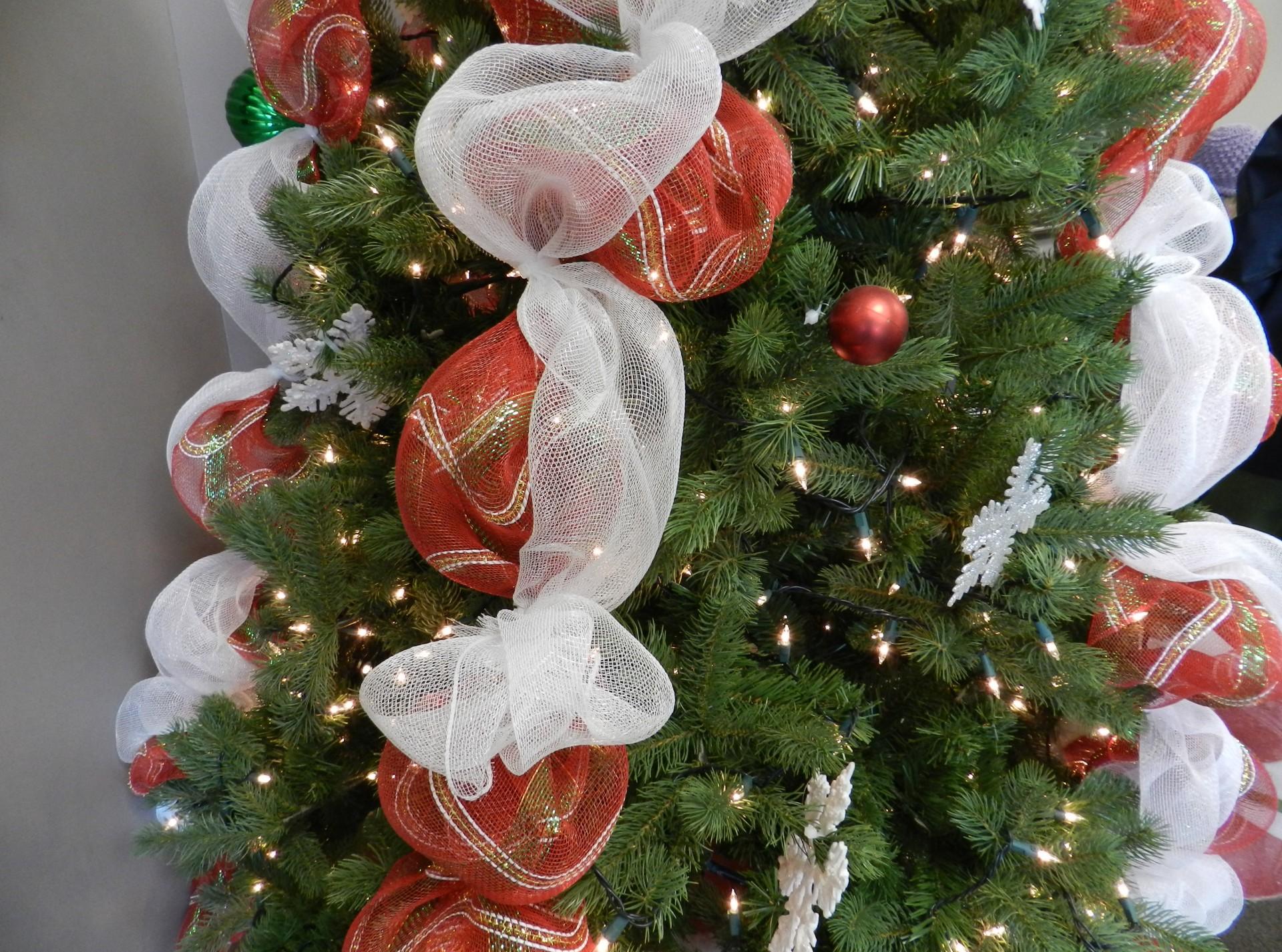 Оформление новогодней елки тканью и игрушками