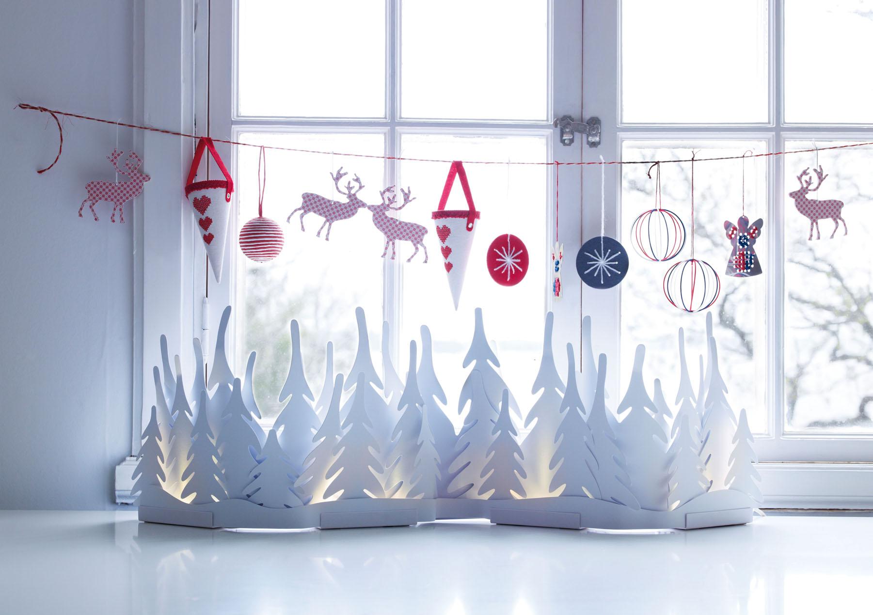 Оформление окна игрушками и бумажным декором на Новый год