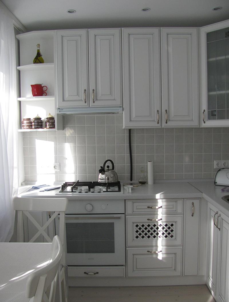 Дизайн белой угловой кухни