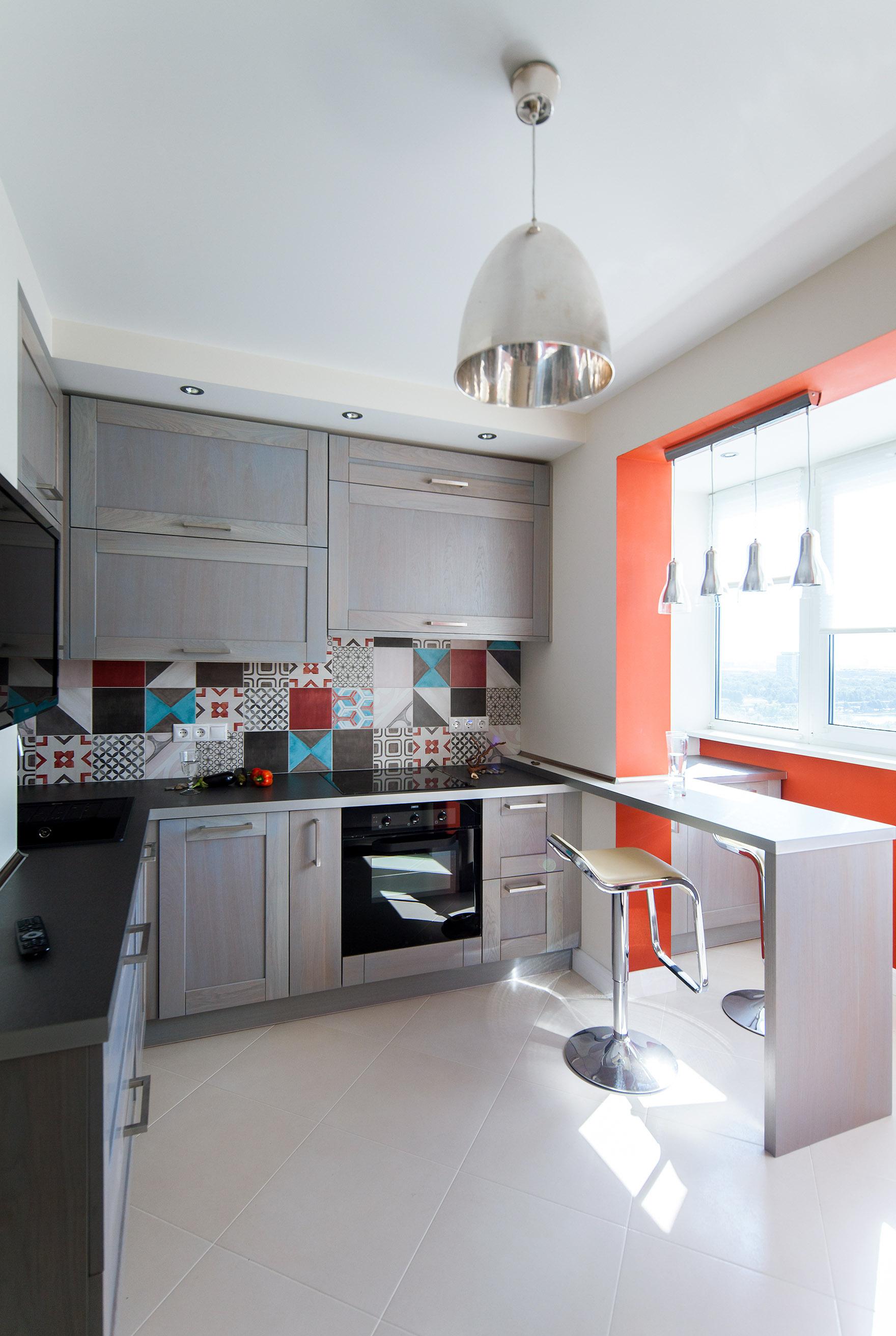 Серый, белый и оранжевый цвета на кухне с балконом