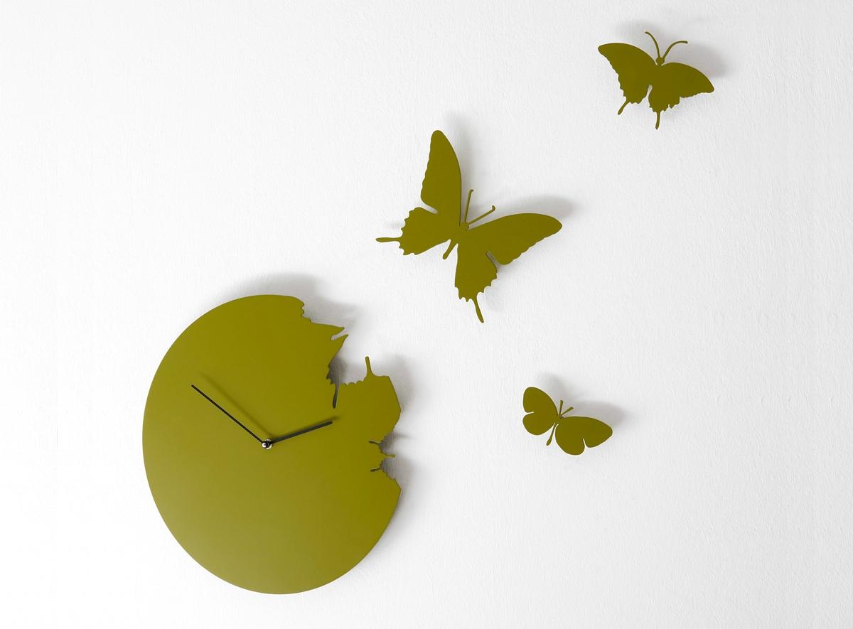 Часы с бабочками в интерьере