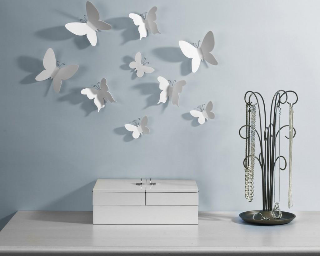 Бабочки из белой бумаги и проволоки в декоре стены