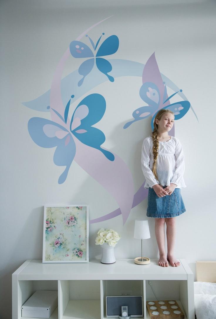 Рисунок бабочек на стене в интерьере