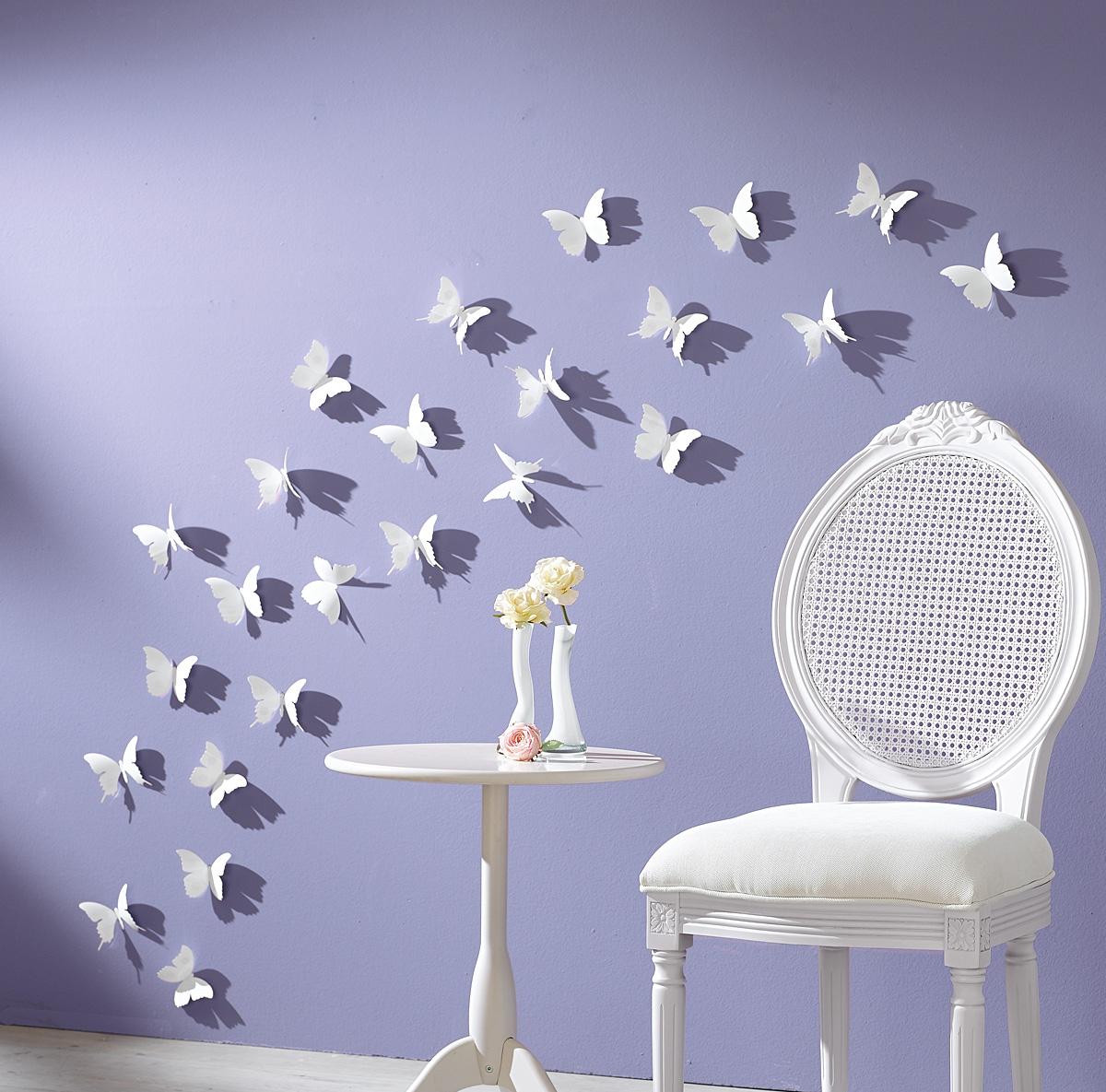 Белые бабочки на сиреневой стене