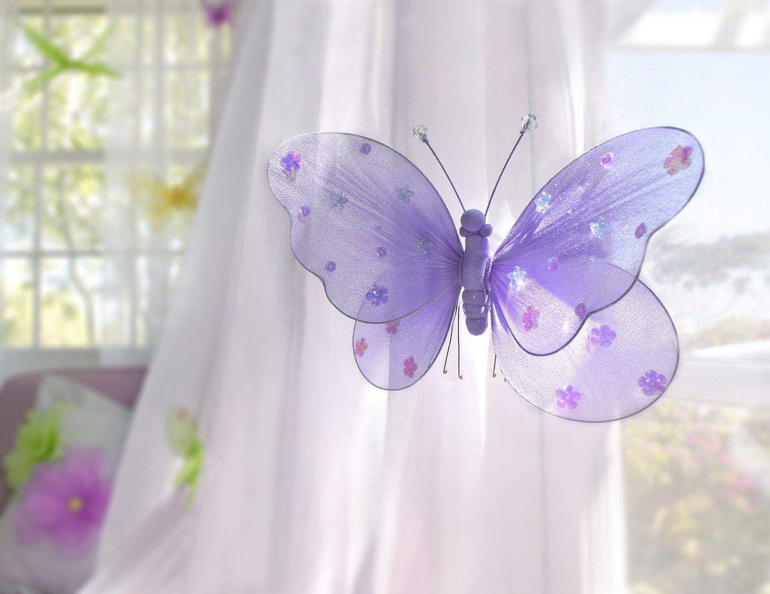 Красивая бабочка из ткани в декоре детской комнаты