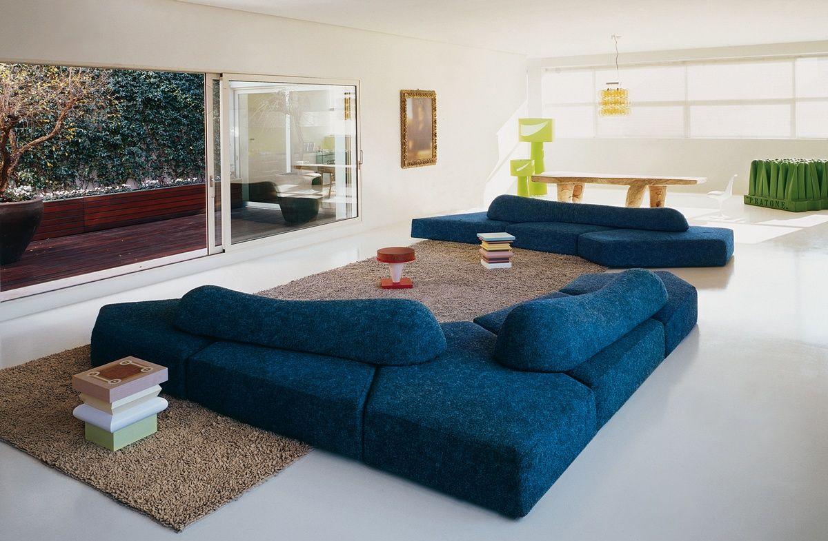 Синий бескаркасный диван