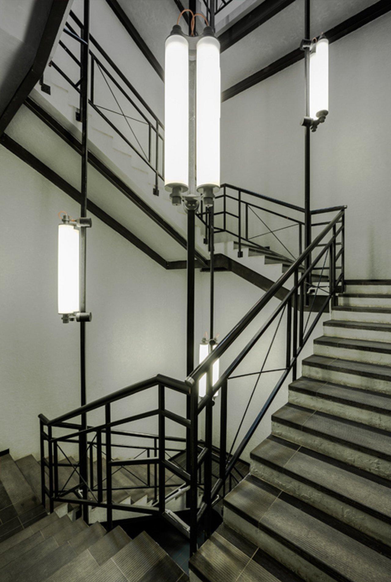 Металлическая лестница с необычным освещением