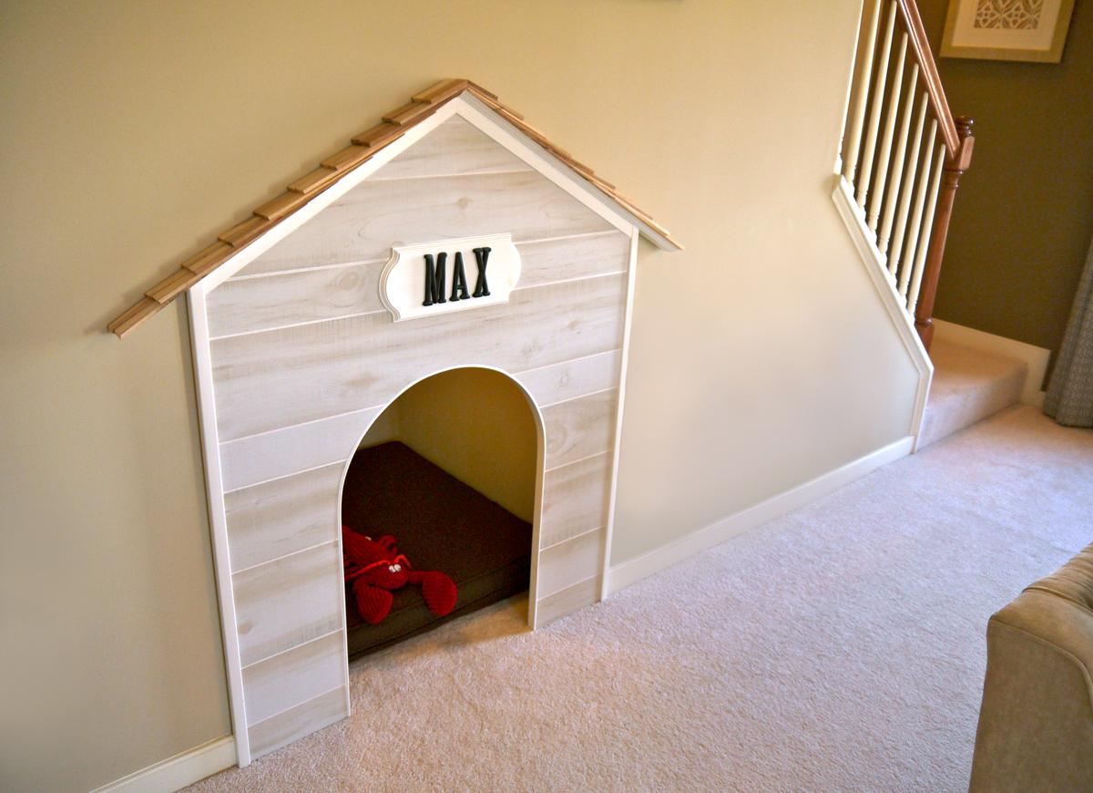 Будка для собаки под лестницей