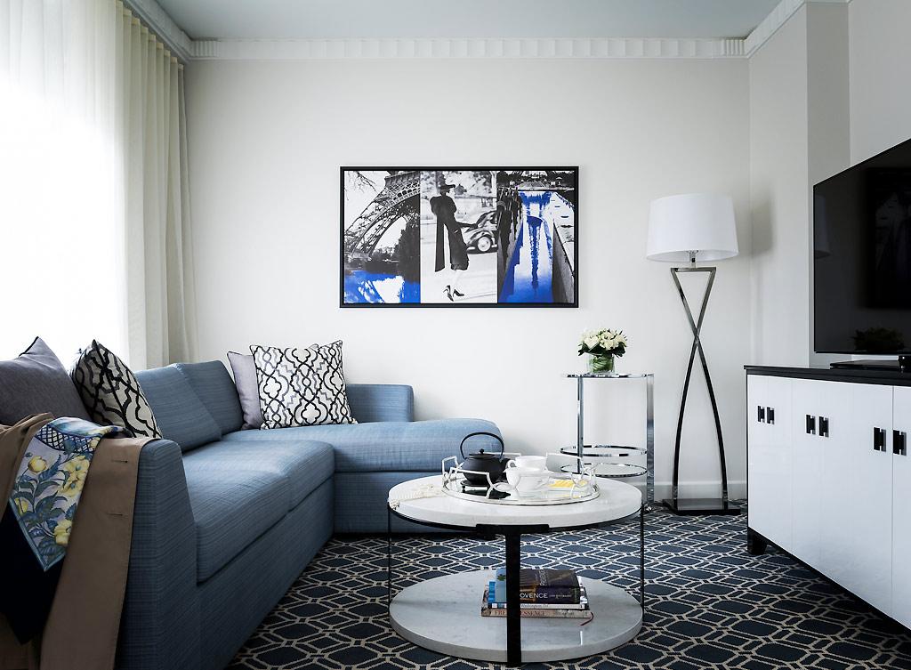 Голубой угловой диван в светлой гостиной