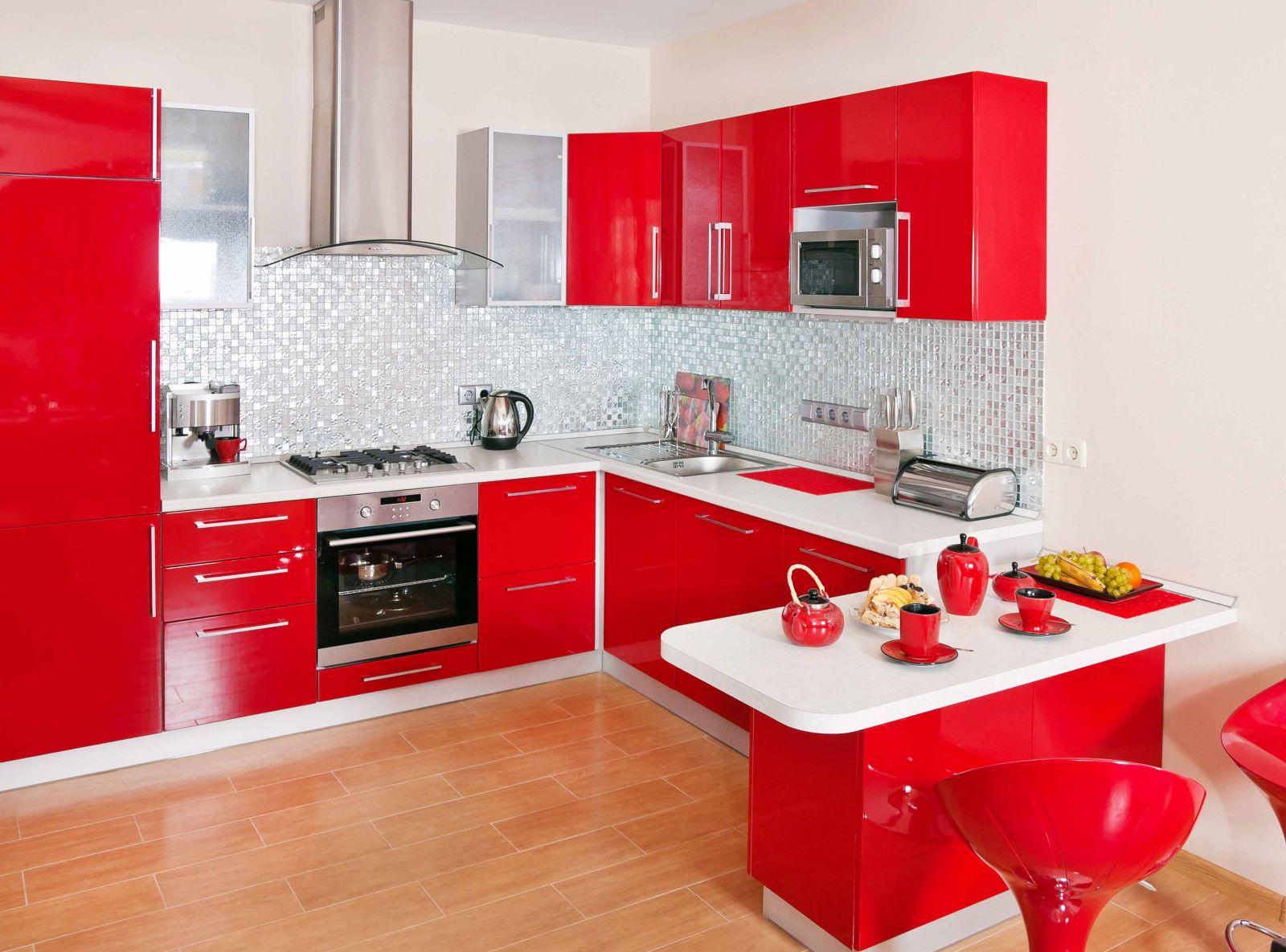 Холодильник на красно-белой кухне с обеденной зоной