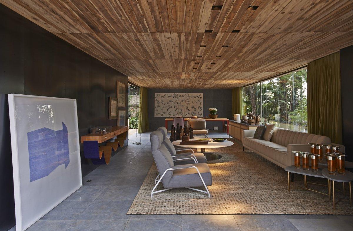 Деревянный натуральный потолок в гостиной