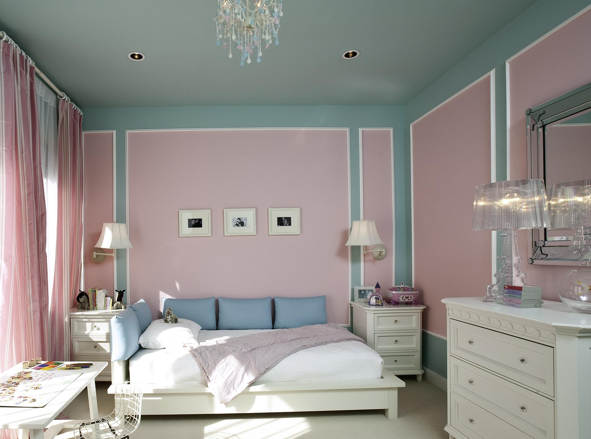 Белая мебель в спальне в розовых тонах
