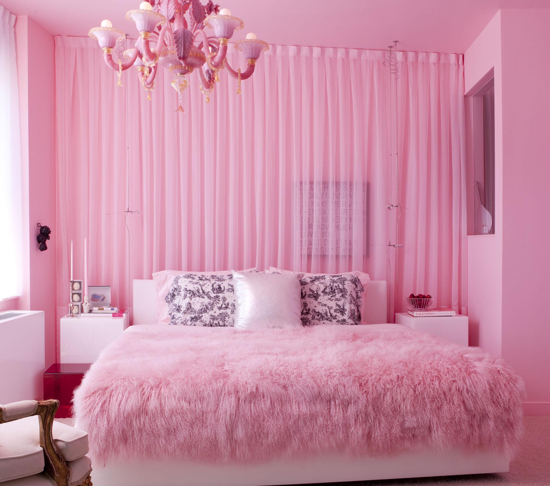Яркая розовая спальня