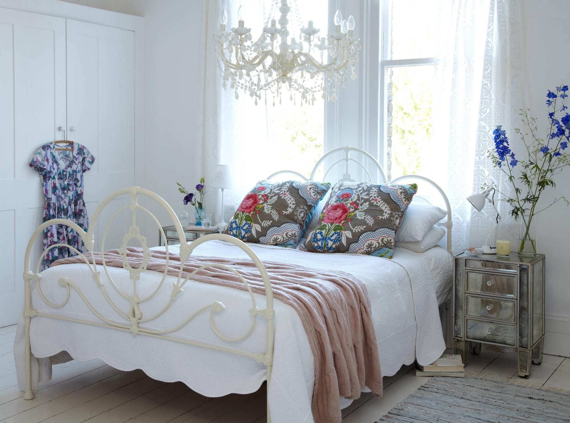 Светлая спальня с яркими подушками в стиле бохо