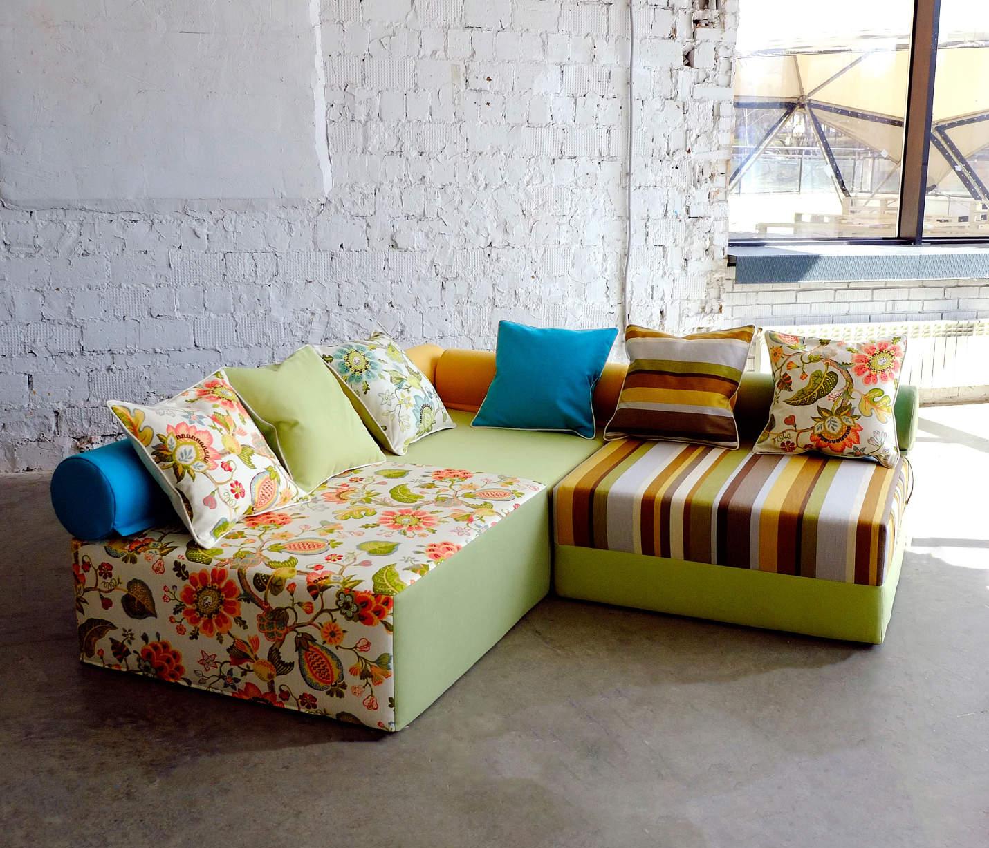 Разноцветный бескаркасный диван