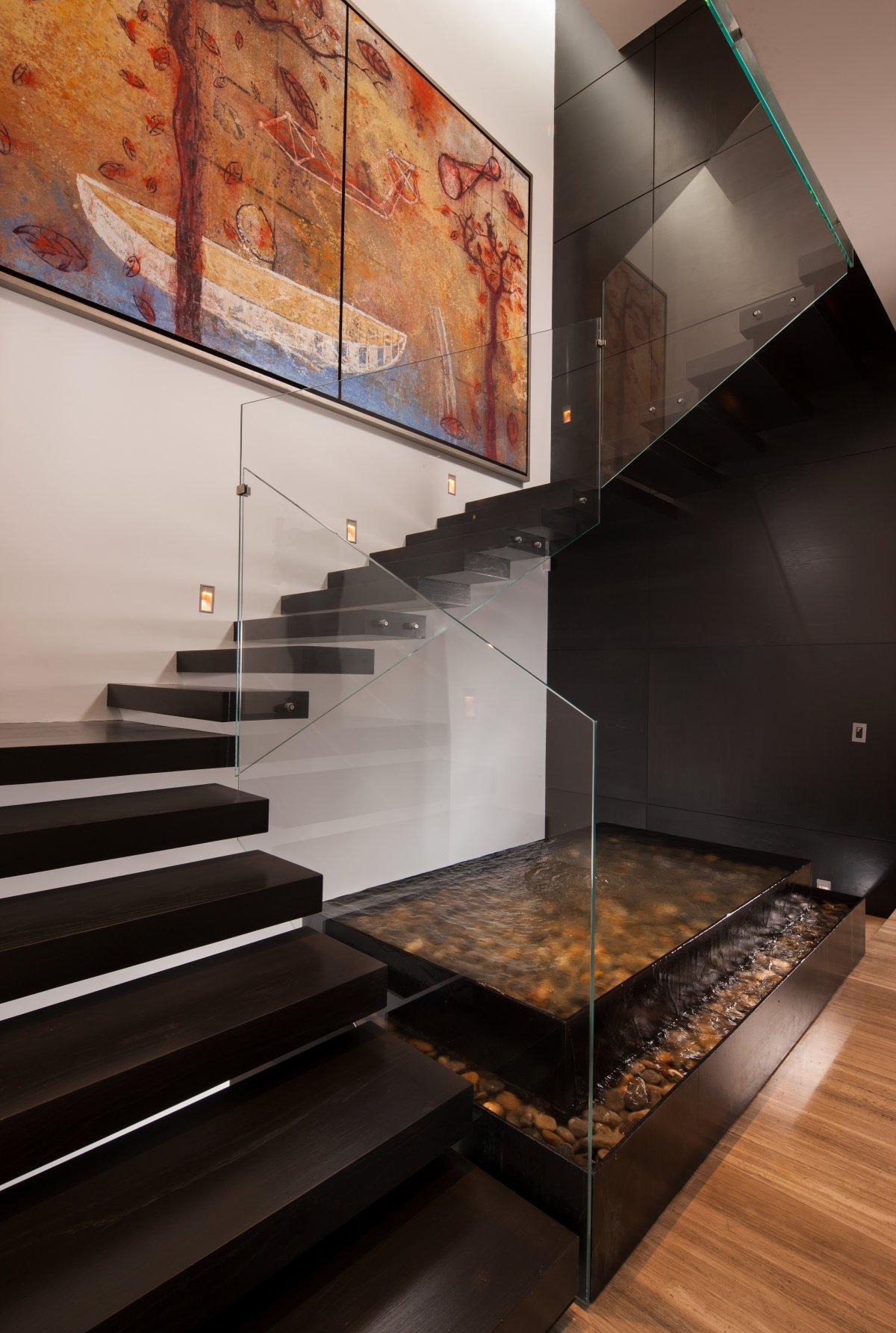Черная лестница со стеклянными перилами