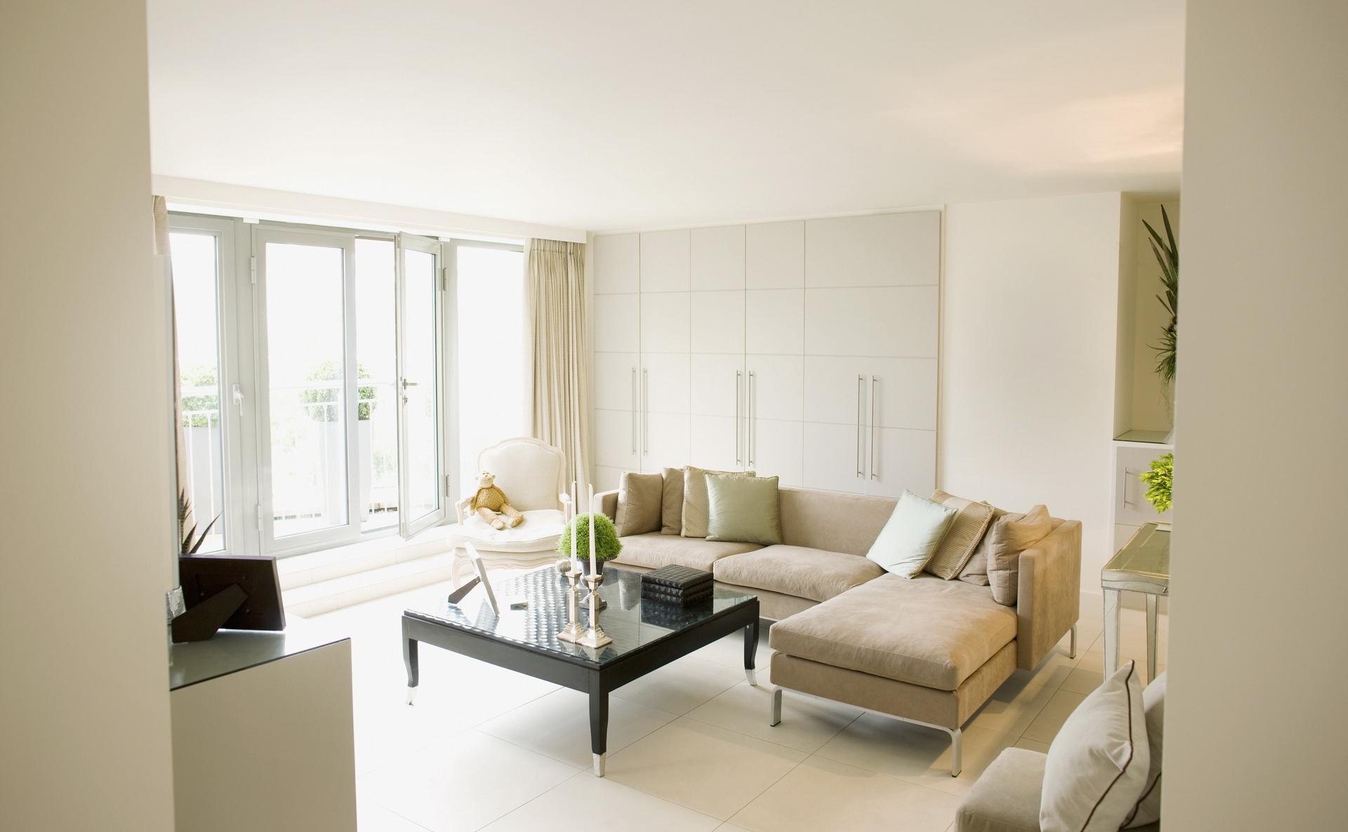 Бежевый и белый цвета в интерьере гостиной в стиле минимализм