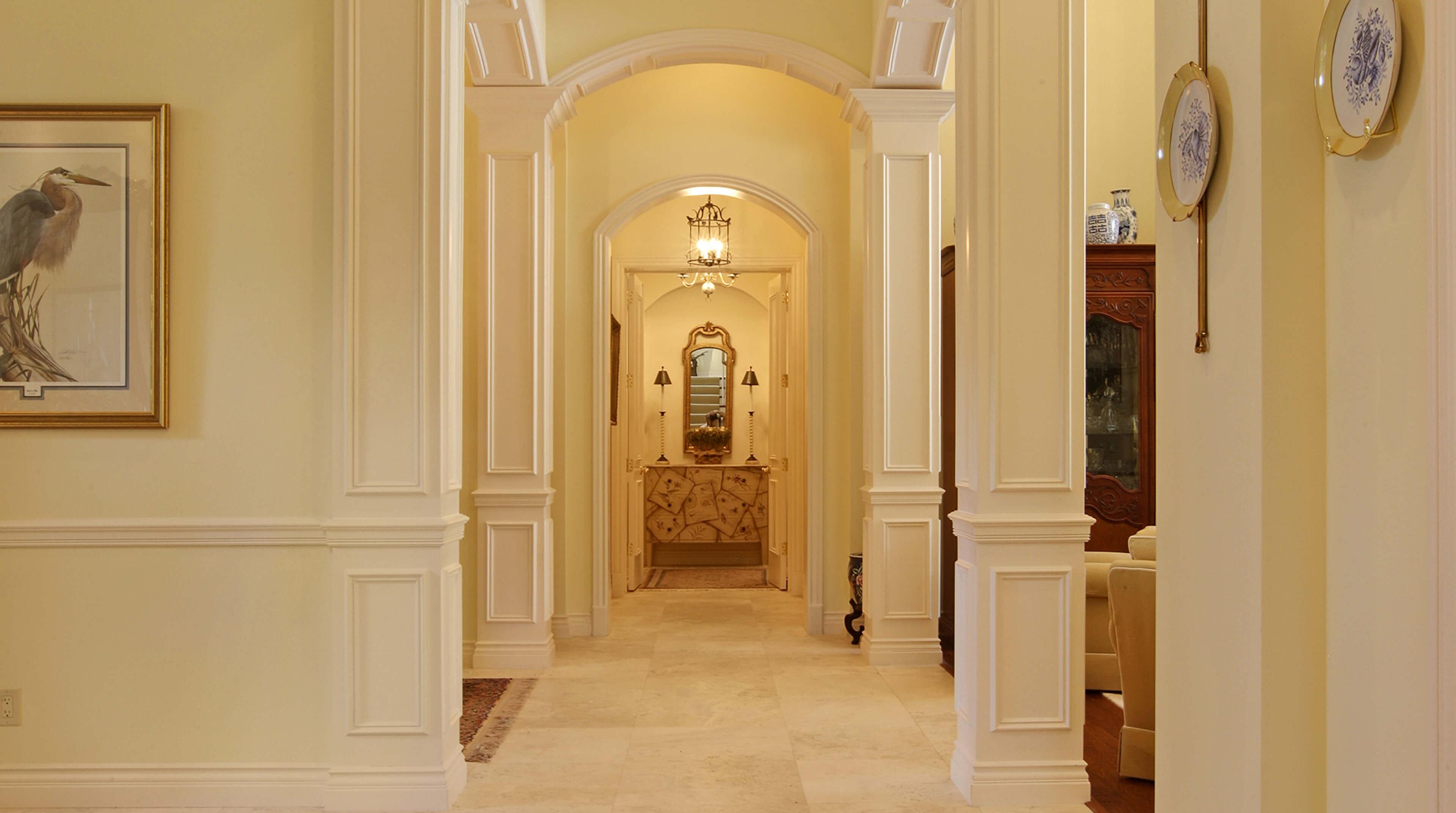Дизайн коридора с аркой в частном доме