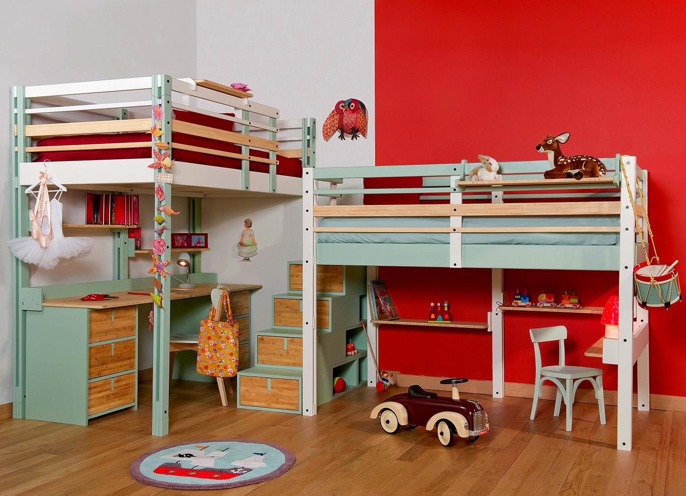 Детская комната для двух мальчиков с деревянной мебелью