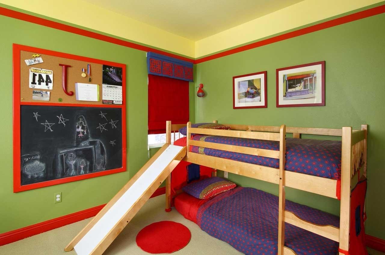 Дизайн детской комнаты для двух мальчиков с горкой
