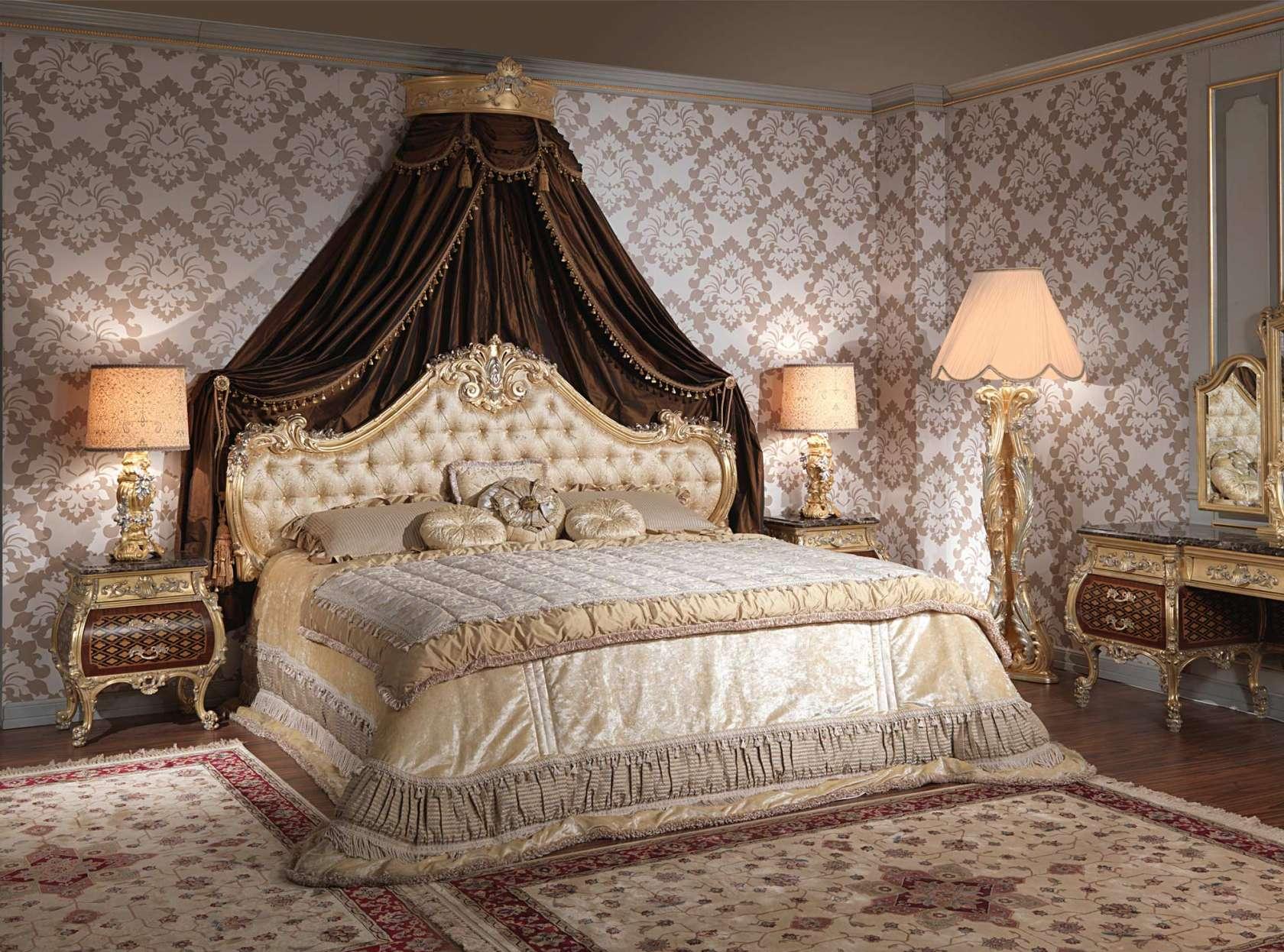 Коричневый балдахин в классической спальне