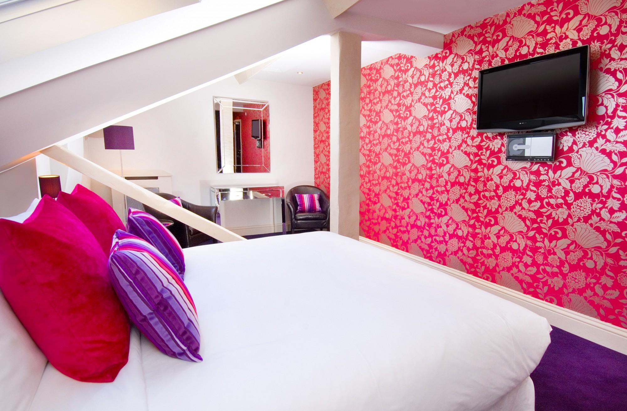 Розово-фиолетовая спальня