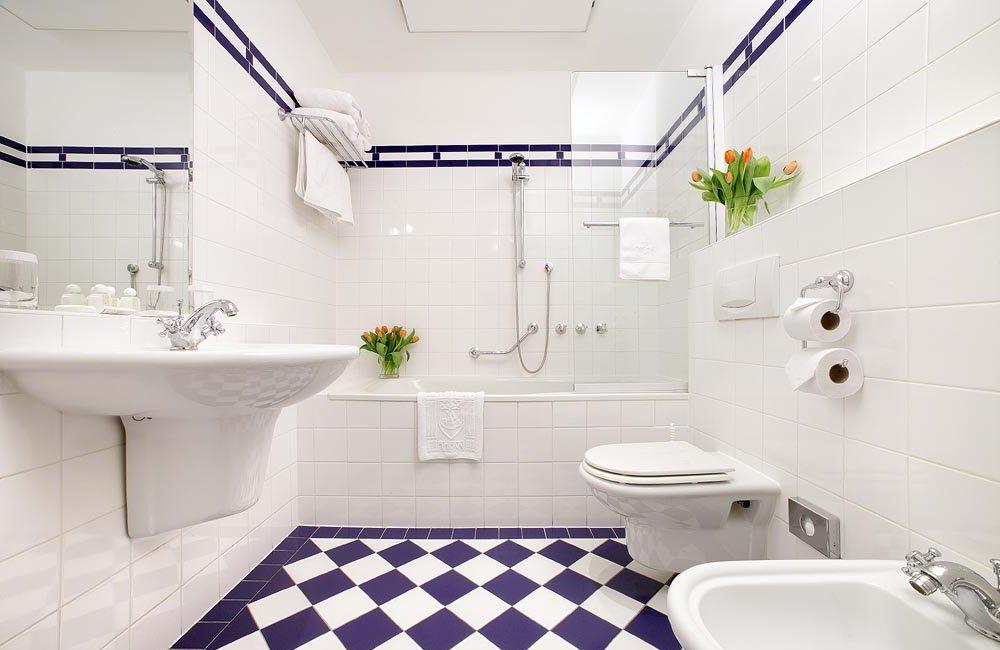 Уютная фиолетово-белая ванная комната