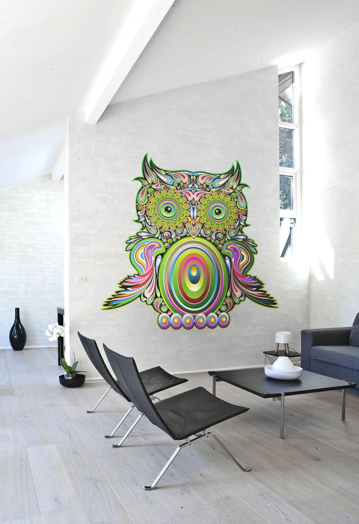 Яркий рисунок совы в стиле бохо оживляет двухцветный интерьер